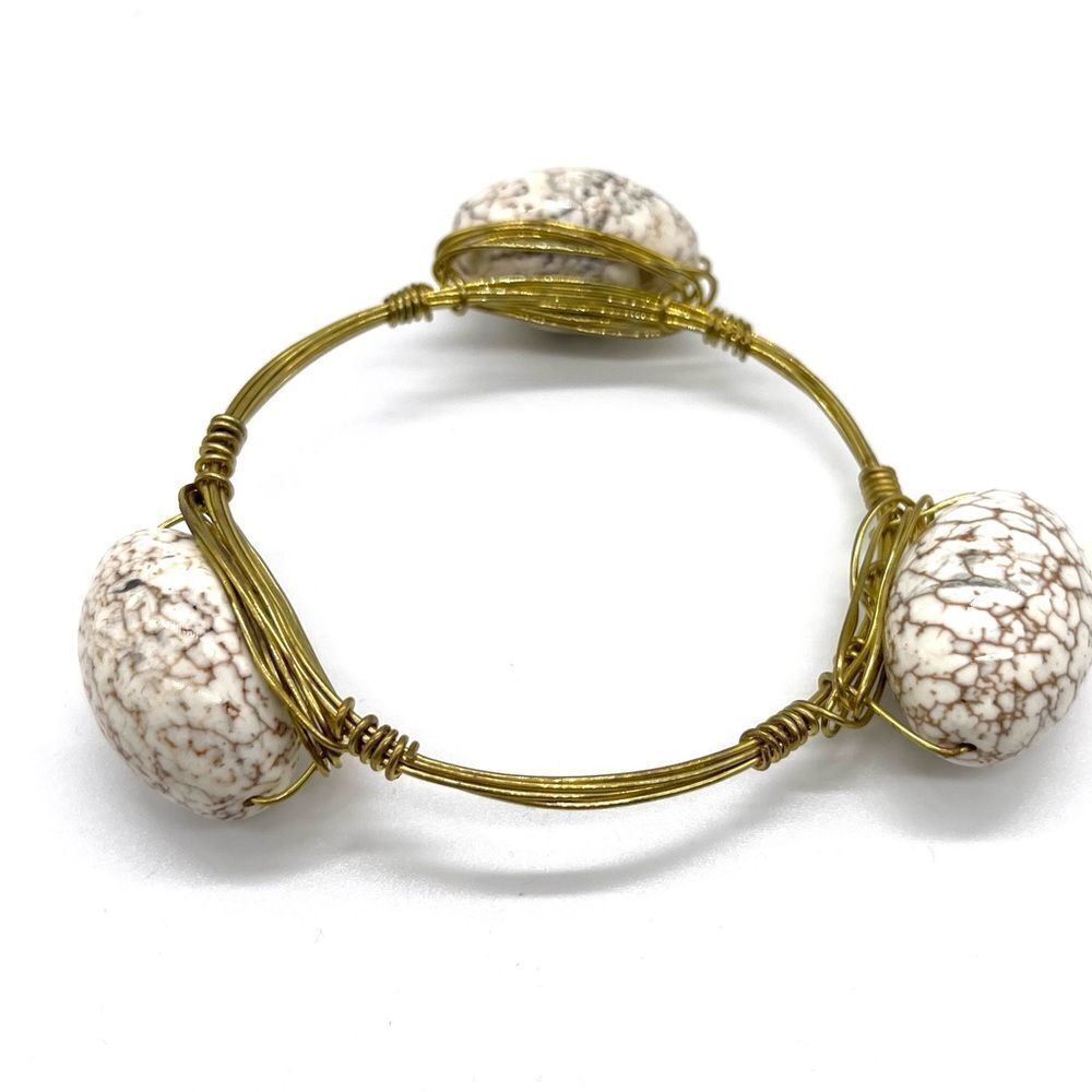 Amanda Blue 3 stone gold colored wire bracelet